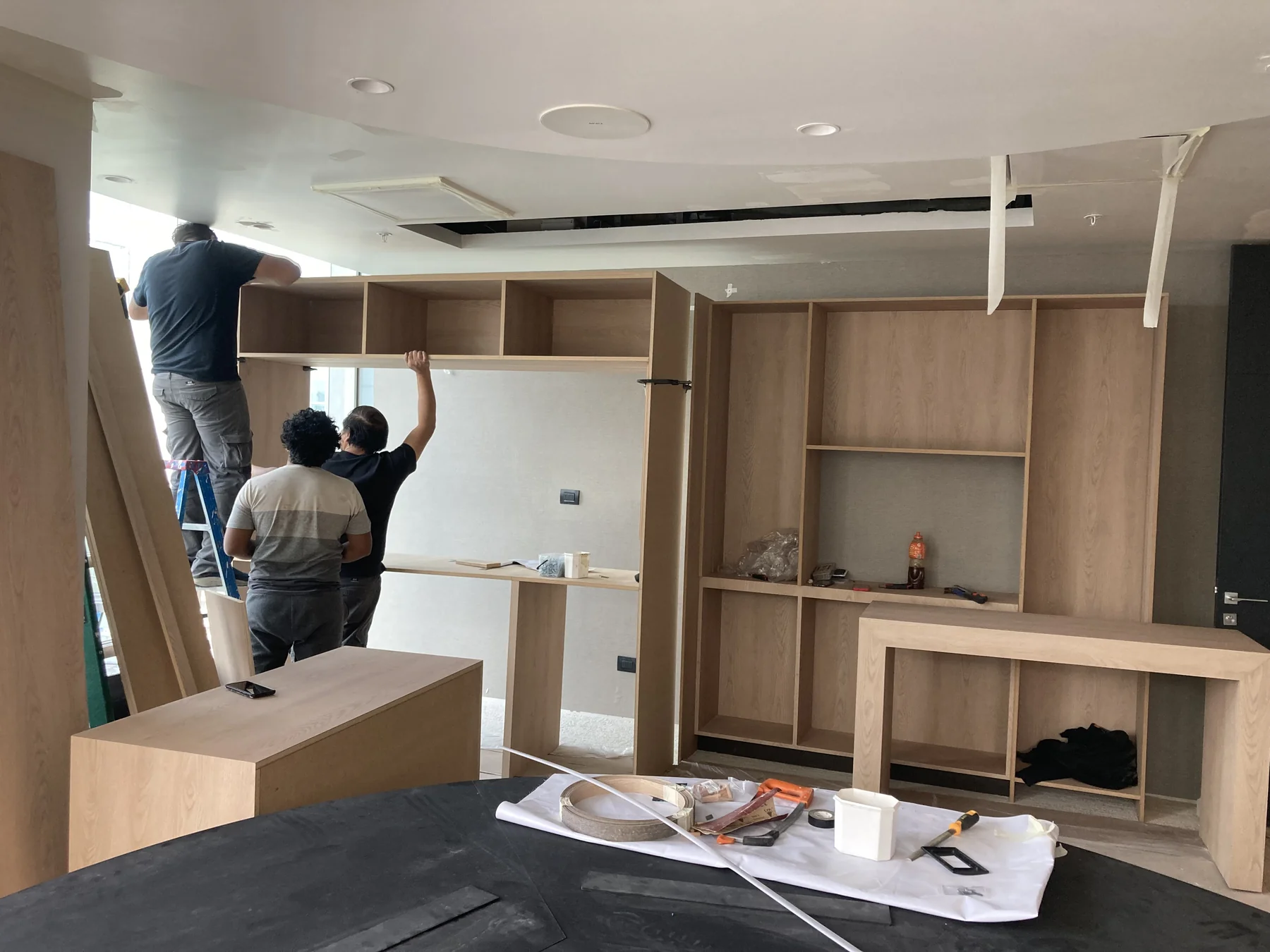 Equipo instalando mobiliario de madera a medida en un espacio corporativo