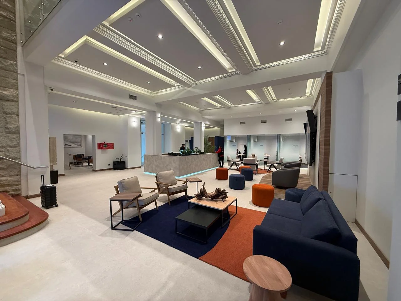 Habilitación de espacio corporativo con recepción, áreas de espera y salas de reuniones