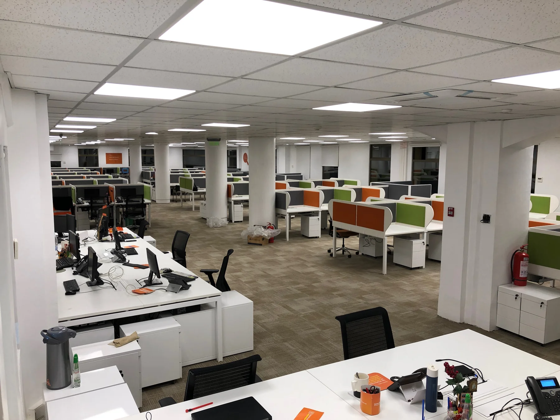 Estaciones de trabajo en oficina abierta de un contact center